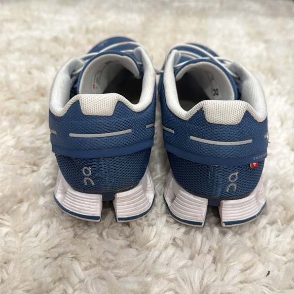 On Cloud running shoes - Picture 3 of 8